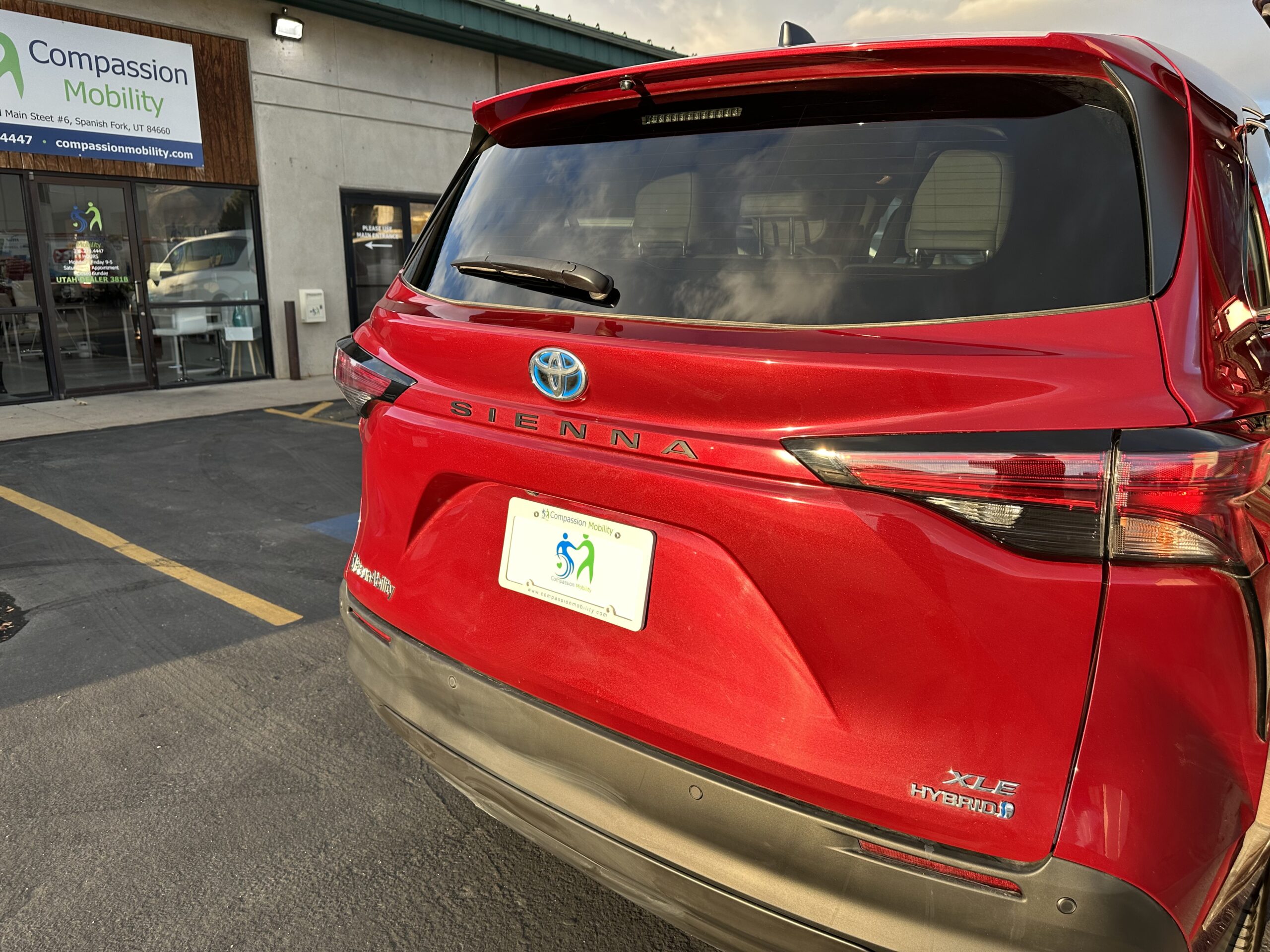 2021 Toyota Sienna Hybrid XLE BraunAbility XT Wheelchair Accessible